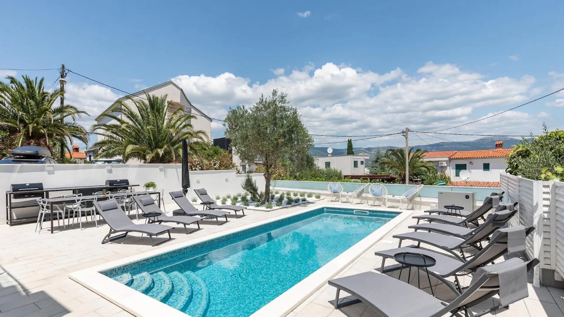 Inviting Apartment In Slatine Near The Seabeach