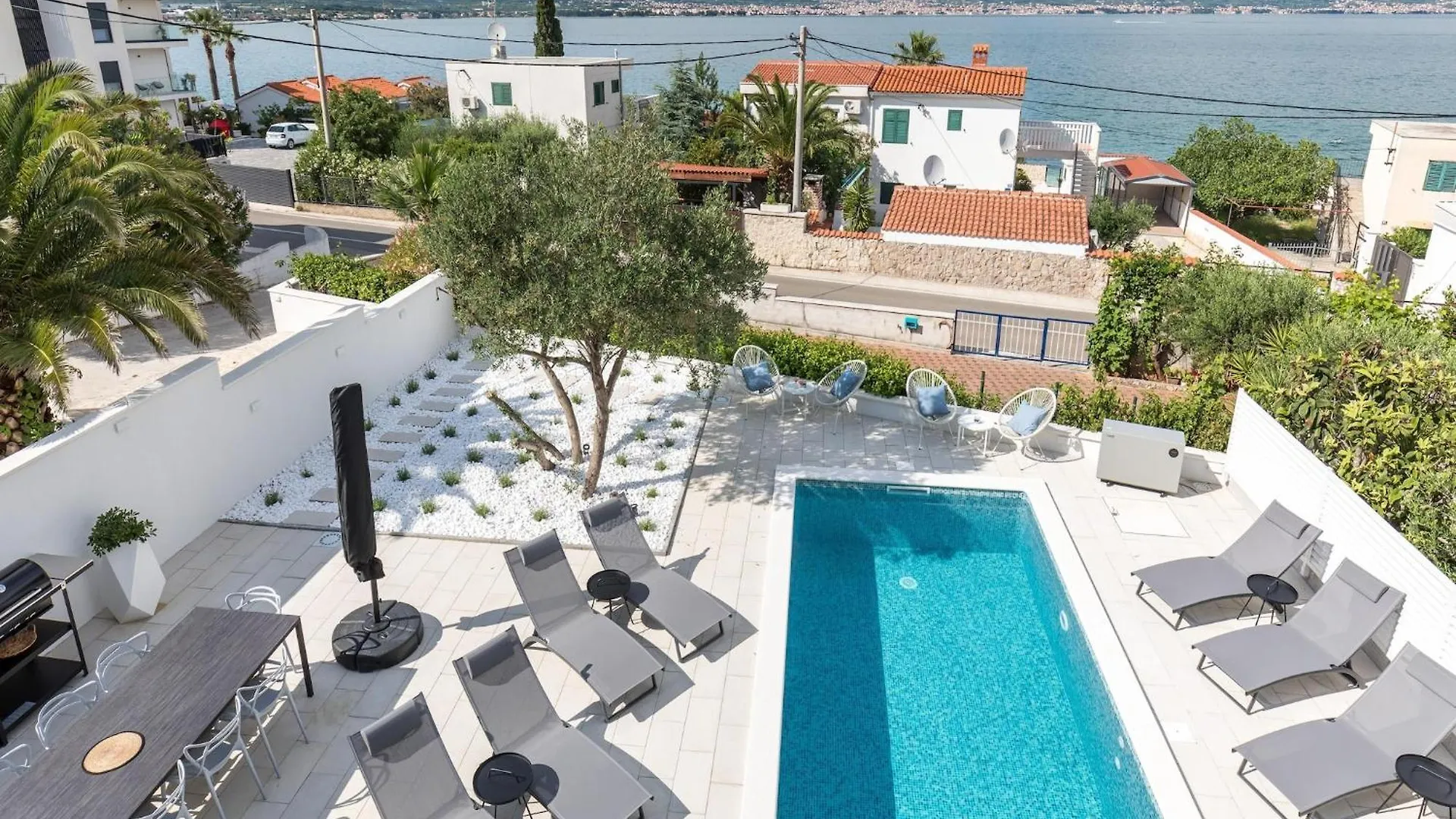 Inviting Apartment In Slatine Near The Seabeach