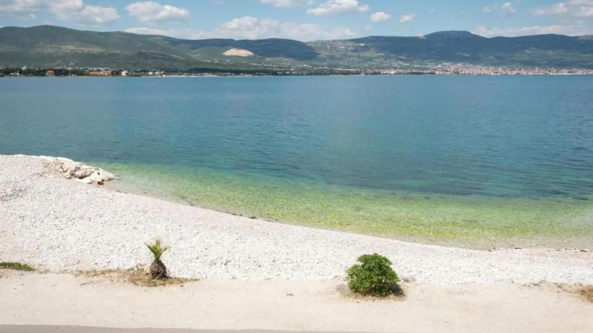 Inviting Apartment In Slatine Near The Seabeach